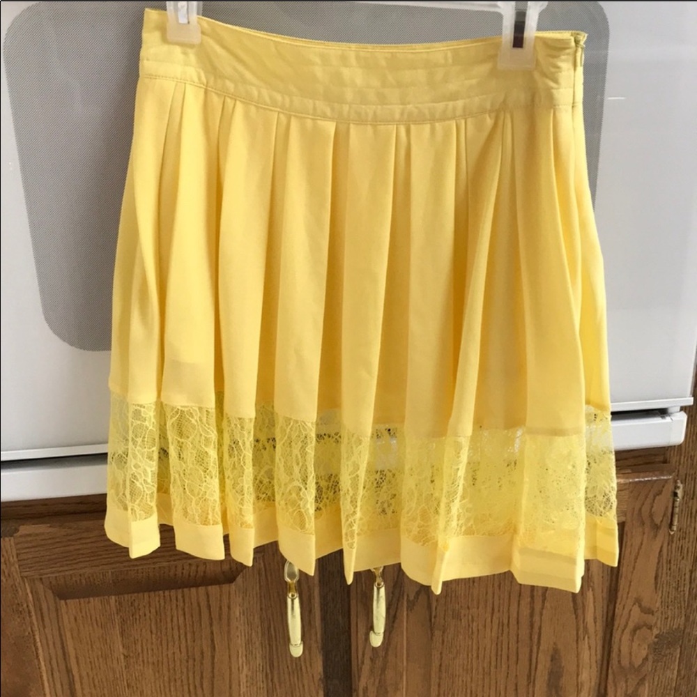 Get ready for spring with this cute skirt. Medium